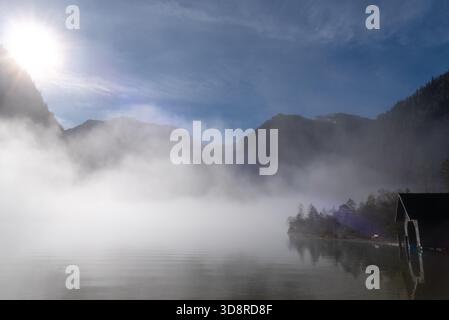 Landschaft an einem nebeligen Morgen im Herbst am Königsee Stockfoto