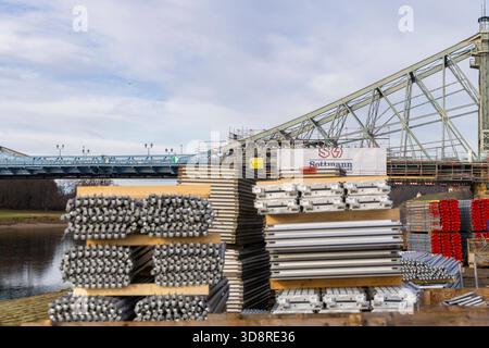 Elbbrücke Blaues Wunder die historische Stahlbrücke Blaues Wunder, die Dresdner Stadtteile Blasewitz und Loschwitz verbinden, muss wieder einmal einmal saniert werden, denn die alten Farbanstriche hatten nur eine begrenzte Standzeit. Für die Bauarbeiten, wird ein Spezialgerüst erstellt. Dresden Sachsen Deutschland *** Elbbrücke Blaues Wunder die historische Stahlbrücke Blaues Wunder, die die Dresdner Stadtteile Blasewitz und Loschwitz verbindet, muss erneut saniert werden, da die alten Lackierungen nur eine begrenzte Lebensdauer hatten Stockfoto