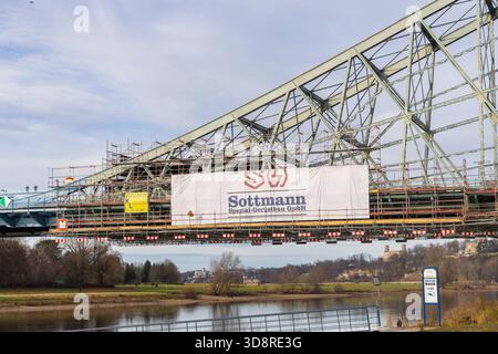 Elbbrücke Blaues Wunder die historische Stahlbrücke Blaues Wunder, die Dresdner Stadtteile Blasewitz und Loschwitz verbinden, muss wieder einmal einmal saniert werden, denn die alten Farbanstriche hatten nur eine begrenzte Standzeit. Für die Bauarbeiten, wird ein Spezialgerüst erstellt. Dresden Sachsen Deutschland *** Elbbrücke Blaues Wunder die historische Stahlbrücke Blaues Wunder, die die Dresdner Stadtteile Blasewitz und Loschwitz verbindet, muss erneut saniert werden, da die alten Lackierungen nur eine begrenzte Lebensdauer hatten Stockfoto