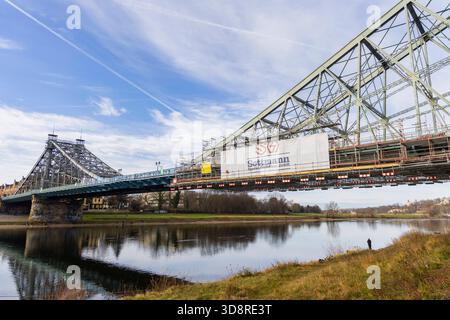 Elbbrücke Blaues Wunder die historische Stahlbrücke Blaues Wunder, die Dresdner Stadtteile Blasewitz und Loschwitz verbinden, muss wieder einmal einmal saniert werden, denn die alten Farbanstriche hatten nur eine begrenzte Standzeit. Für die Bauarbeiten, wird ein Spezialgerüst erstellt. Dresden Sachsen Deutschland *** Elbbrücke Blaues Wunder die historische Stahlbrücke Blaues Wunder, die die Dresdner Stadtteile Blasewitz und Loschwitz verbindet, muss erneut saniert werden, da die alten Lackierungen nur eine begrenzte Lebensdauer hatten Stockfoto