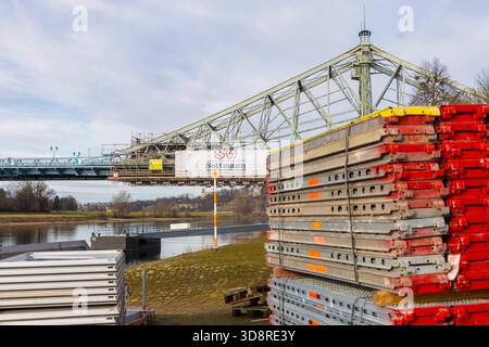 Elbbrücke Blaues Wunder die historische Stahlbrücke Blaues Wunder, die Dresdner Stadtteile Blasewitz und Loschwitz verbinden, muss wieder einmal einmal saniert werden, denn die alten Farbanstriche hatten nur eine begrenzte Standzeit. Für die Bauarbeiten, wird ein Spezialgerüst erstellt. Dresden Sachsen Deutschland *** Elbbrücke Blaues Wunder die historische Stahlbrücke Blaues Wunder, die die Dresdner Stadtteile Blasewitz und Loschwitz verbindet, muss erneut saniert werden, da die alten Lackierungen nur eine begrenzte Lebensdauer hatten Stockfoto