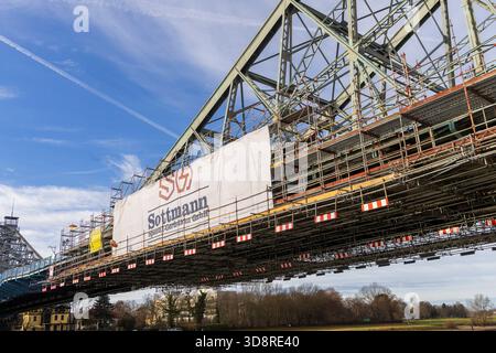 Elbbrücke Blaues Wunder die historische Stahlbrücke Blaues Wunder, die Dresdner Stadtteile Blasewitz und Loschwitz verbinden, muss wieder einmal einmal saniert werden, denn die alten Farbanstriche hatten nur eine begrenzte Standzeit. Für die Bauarbeiten, wird ein Spezialgerüst erstellt. Dresden Sachsen Deutschland *** Elbbrücke Blaues Wunder die historische Stahlbrücke Blaues Wunder, die die Dresdner Stadtteile Blasewitz und Loschwitz verbindet, muss erneut saniert werden, da die alten Lackierungen nur eine begrenzte Lebensdauer hatten Stockfoto