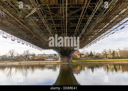 Elbbrücke Blaues Wunder die historische Stahlbrücke Blaues Wunder, die Dresdner Stadtteile Blasewitz und Loschwitz verbinden, muss wieder einmal einmal saniert werden, denn die alten Farbanstriche hatten nur eine begrenzte Standzeit. Für die Bauarbeiten, wird ein Spezialgerüst erstellt. Dresden Sachsen Deutschland *** Elbbrücke Blaues Wunder die historische Stahlbrücke Blaues Wunder, die die Dresdner Stadtteile Blasewitz und Loschwitz verbindet, muss erneut saniert werden, da die alten Lackierungen nur eine begrenzte Lebensdauer hatten Stockfoto