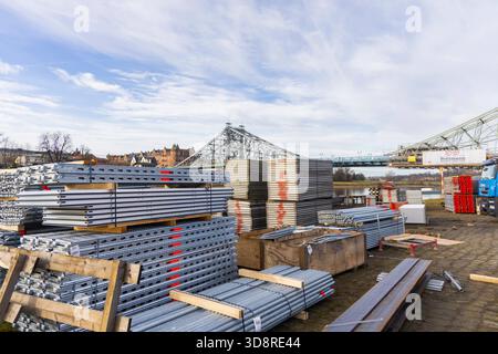 Elbbrücke Blaues Wunder die historische Stahlbrücke Blaues Wunder, die Dresdner Stadtteile Blasewitz und Loschwitz verbinden, muss wieder einmal einmal saniert werden, denn die alten Farbanstriche hatten nur eine begrenzte Standzeit. Für die Bauarbeiten, wird ein Spezialgerüst erstellt. Dresden Sachsen Deutschland *** Elbbrücke Blaues Wunder die historische Stahlbrücke Blaues Wunder, die die Dresdner Stadtteile Blasewitz und Loschwitz verbindet, muss erneut saniert werden, da die alten Lackierungen nur eine begrenzte Lebensdauer hatten Stockfoto