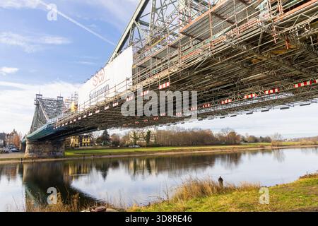 Elbbrücke Blaues Wunder die historische Stahlbrücke Blaues Wunder, die Dresdner Stadtteile Blasewitz und Loschwitz verbinden, muss wieder einmal einmal saniert werden, denn die alten Farbanstriche hatten nur eine begrenzte Standzeit. Für die Bauarbeiten, wird ein Spezialgerüst erstellt. Dresden Sachsen Deutschland *** Elbbrücke Blaues Wunder die historische Stahlbrücke Blaues Wunder, die die Dresdner Stadtteile Blasewitz und Loschwitz verbindet, muss erneut saniert werden, da die alten Lackierungen nur eine begrenzte Lebensdauer hatten Stockfoto