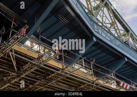 Elbbrücke Blaues Wunder die historische Stahlbrücke Blaues Wunder, die Dresdner Stadtteile Blasewitz und Loschwitz verbinden, muss wieder einmal einmal saniert werden, denn die alten Farbanstriche hatten nur eine begrenzte Standzeit. Für die Bauarbeiten, wird ein Spezialgerüst erstellt. Dresden Sachsen Deutschland *** Elbbrücke Blaues Wunder die historische Stahlbrücke Blaues Wunder, die die Dresdner Stadtteile Blasewitz und Loschwitz verbindet, muss erneut saniert werden, da die alten Lackierungen nur eine begrenzte Lebensdauer hatten Stockfoto