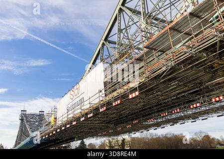 Elbbrücke Blaues Wunder die historische Stahlbrücke Blaues Wunder, die Dresdner Stadtteile Blasewitz und Loschwitz verbinden, muss wieder einmal einmal saniert werden, denn die alten Farbanstriche hatten nur eine begrenzte Standzeit. Für die Bauarbeiten, wird ein Spezialgerüst erstellt. Dresden Sachsen Deutschland *** Elbbrücke Blaues Wunder die historische Stahlbrücke Blaues Wunder, die die Dresdner Stadtteile Blasewitz und Loschwitz verbindet, muss erneut saniert werden, da die alten Lackierungen nur eine begrenzte Lebensdauer hatten Stockfoto