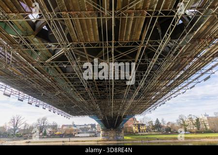 Elbbrücke Blaues Wunder die historische Stahlbrücke Blaues Wunder, die Dresdner Stadtteile Blasewitz und Loschwitz verbinden, muss wieder einmal einmal saniert werden, denn die alten Farbanstriche hatten nur eine begrenzte Standzeit. Für die Bauarbeiten, wird ein Spezialgerüst erstellt. Dresden Sachsen Deutschland *** Elbbrücke Blaues Wunder die historische Stahlbrücke Blaues Wunder, die die Dresdner Stadtteile Blasewitz und Loschwitz verbindet, muss erneut saniert werden, da die alten Lackierungen nur eine begrenzte Lebensdauer hatten Stockfoto