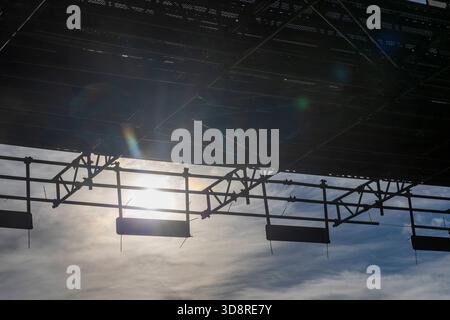 Elbbrücke Blaues Wunder die historische Stahlbrücke Blaues Wunder, die Dresdner Stadtteile Blasewitz und Loschwitz verbinden, muss wieder einmal einmal saniert werden, denn die alten Farbanstriche hatten nur eine begrenzte Standzeit. Für die Bauarbeiten, wird ein Spezialgerüst erstellt. Dresden Sachsen Deutschland *** Elbbrücke Blaues Wunder die historische Stahlbrücke Blaues Wunder, die die Dresdner Stadtteile Blasewitz und Loschwitz verbindet, muss erneut saniert werden, da die alten Lackierungen nur eine begrenzte Lebensdauer hatten Stockfoto