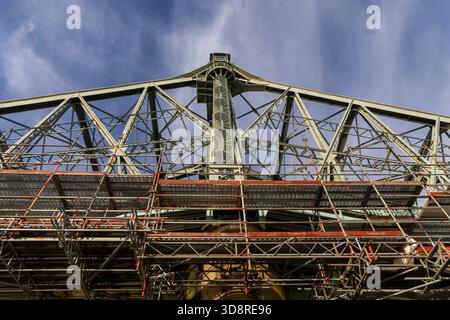 Elbbrücke Blaues Wunder die historische Stahlbrücke Blaues Wunder, die Dresdner Stadtteile Blasewitz und Loschwitz verbinden, muss wieder einmal einmal saniert werden, denn die alten Farbanstriche hatten nur eine begrenzte Standzeit. Für die Bauarbeiten, wird ein Spezialgerüst erstellt. Dresden Sachsen Deutschland *** Elbbrücke Blaues Wunder die historische Stahlbrücke Blaues Wunder, die die Dresdner Stadtteile Blasewitz und Loschwitz verbindet, muss erneut saniert werden, da die alten Lackierungen nur eine begrenzte Lebensdauer hatten Stockfoto