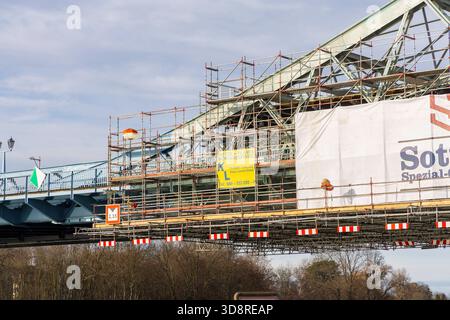 Elbbrücke Blaues Wunder die historische Stahlbrücke Blaues Wunder, die Dresdner Stadtteile Blasewitz und Loschwitz verbinden, muss wieder einmal einmal saniert werden, denn die alten Farbanstriche hatten nur eine begrenzte Standzeit. Für die Bauarbeiten, wird ein Spezialgerüst erstellt. Dresden Sachsen Deutschland *** Elbbrücke Blaues Wunder die historische Stahlbrücke Blaues Wunder, die die Dresdner Stadtteile Blasewitz und Loschwitz verbindet, muss erneut saniert werden, da die alten Lackierungen nur eine begrenzte Lebensdauer hatten Stockfoto