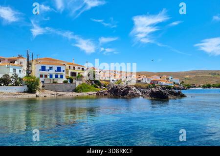 Ein malerischer Blick auf das charmante Fischerdorf Sigri auf der Insel Lesbos, Griechenland Stockfoto