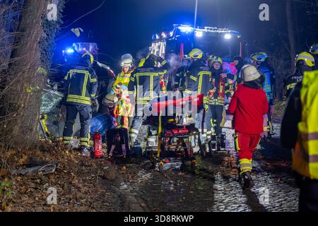 Leipzig - Schwerer Mercedes-Crash in Altlindenau: 19-Jähriger prallt gegen Laternenmast und Baum - Fahrer schwer verletzt eingeklemmt 23.11.2025 gegen 1,50 Uhr Leipzig-Altlindenau, Friesenstraße in der Nacht zum Sonntag kam es in Leipzig-Altlindenau zu einem schweren Unfall. Nach Angaben der Polizei war ein 19-jähriger Fahrer gegen 1,50 Uhr auf der Friesenstraße in nördlicher Richtung unterwegs, als er nach ersten Erkenntnissen aufgrund des glatten Kopfsteinpflasters und vermutlich überhöhter Geschwindigkeit die Kontrolle über seinen Mercedes verlor, nach rechts von der Fahrbahn abkam und front Stockfoto