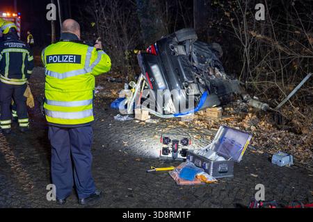 Leipzig - Schwerer Mercedes-Crash in Altlindenau: 19-Jähriger prallt gegen Laternenmast und Baum - Fahrer schwer verletzt eingeklemmt 23.11.2025 gegen 1,50 Uhr Leipzig-Altlindenau, Friesenstraße in der Nacht zum Sonntag kam es in Leipzig-Altlindenau zu einem schweren Unfall. Nach Angaben der Polizei war ein 19-jähriger Fahrer gegen 1,50 Uhr auf der Friesenstraße in nördlicher Richtung unterwegs, als er nach ersten Erkenntnissen aufgrund des glatten Kopfsteinpflasters und vermutlich überhöhter Geschwindigkeit die Kontrolle über seinen Mercedes verlor, nach rechts von der Fahrbahn abkam und front Stockfoto