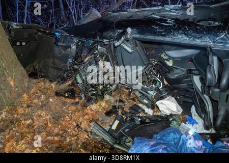 Leipzig - Schwerer Mercedes-Crash in Altlindenau: 19-Jähriger prallt gegen Laternenmast und Baum - Fahrer schwer verletzt eingeklemmt 23.11.2025 gegen 1,50 Uhr Leipzig-Altlindenau, Friesenstraße in der Nacht zum Sonntag kam es in Leipzig-Altlindenau zu einem schweren Unfall. Nach Angaben der Polizei war ein 19-jähriger Fahrer gegen 1,50 Uhr auf der Friesenstraße in nördlicher Richtung unterwegs, als er nach ersten Erkenntnissen aufgrund des glatten Kopfsteinpflasters und vermutlich überhöhter Geschwindigkeit die Kontrolle über seinen Mercedes verlor, nach rechts von der Fahrbahn abkam und front Stockfoto