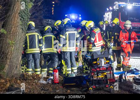 Leipzig - Schwerer Mercedes-Crash in Altlindenau: 19-Jähriger prallt gegen Laternenmast und Baum - Fahrer schwer verletzt eingeklemmt 23.11.2025 gegen 1,50 Uhr Leipzig-Altlindenau, Friesenstraße in der Nacht zum Sonntag kam es in Leipzig-Altlindenau zu einem schweren Unfall. Nach Angaben der Polizei war ein 19-jähriger Fahrer gegen 1,50 Uhr auf der Friesenstraße in nördlicher Richtung unterwegs, als er nach ersten Erkenntnissen aufgrund des glatten Kopfsteinpflasters und vermutlich überhöhter Geschwindigkeit die Kontrolle über seinen Mercedes verlor, nach rechts von der Fahrbahn abkam und front Stockfoto