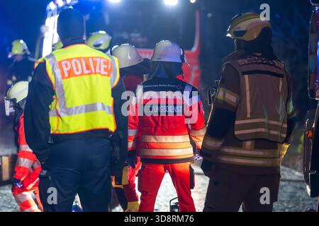 Leipzig - Schwerer Mercedes-Crash in Altlindenau: 19-Jähriger prallt gegen Laternenmast und Baum - Fahrer schwer verletzt eingeklemmt 23.11.2025 gegen 1,50 Uhr Leipzig-Altlindenau, Friesenstraße in der Nacht zum Sonntag kam es in Leipzig-Altlindenau zu einem schweren Unfall. Nach Angaben der Polizei war ein 19-jähriger Fahrer gegen 1,50 Uhr auf der Friesenstraße in nördlicher Richtung unterwegs, als er nach ersten Erkenntnissen aufgrund des glatten Kopfsteinpflasters und vermutlich überhöhter Geschwindigkeit die Kontrolle über seinen Mercedes verlor, nach rechts von der Fahrbahn abkam und front Stockfoto