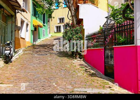 Eine verlassene, steile Kopfsteinpflasterstraße mit bunten Häusern im malerischen Dorf Agiasos auf der Insel Lesbos, Griechenland Stockfoto