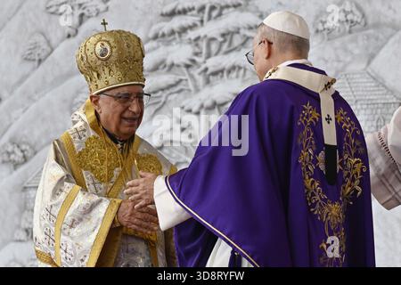 Beirut, Libanon. Dezember 2025. **KEIN LIBRI** Libanon, Beirut - 2025.12.2. Papst Leo XIV. Papst Leo XIV. Führt eine Messe am Ufer von Beirut. Zehntausende von Menschen versammelten sich am Ufer von Beirut, als Papst Leo XIV. Am Morgen des 2. Dezember eine Messe abhielt, der Höhepunkt des Besuchs des katholischen Führers in der Hauptstadt. Foto von VATIKANISCHEN MEDIEN /CATHOLICPRESSPHOTO Credit: Independent Photo Agency/Alamy Live News Stockfoto
