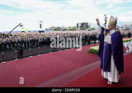 Beirut, Libanon. Dezember 2025. **KEIN LIBRI** Libanon, Beirut - 2025.12.2. Papst Leo XIV. Papst Leo XIV. Führt eine Messe am Ufer von Beirut. Zehntausende von Menschen versammelten sich am Ufer von Beirut, als Papst Leo XIV. Am Morgen des 2. Dezember eine Messe abhielt, der Höhepunkt des Besuchs des katholischen Führers in der Hauptstadt. Foto von VATIKANISCHEN MEDIEN /CATHOLICPRESSPHOTO Credit: Independent Photo Agency/Alamy Live News Stockfoto