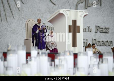 Beirut, Libanon. Dezember 2025. **KEIN LIBRI** Libanon, Beirut - 2025.12.2. Papst Leo XIV. Papst Leo XIV. Führt eine Messe am Ufer von Beirut. Zehntausende von Menschen versammelten sich am Ufer von Beirut, als Papst Leo XIV. Am Morgen des 2. Dezember eine Messe abhielt, der Höhepunkt des Besuchs des katholischen Führers in der Hauptstadt. Foto von VATIKANISCHEN MEDIEN /CATHOLICPRESSPHOTO Credit: Independent Photo Agency/Alamy Live News Stockfoto