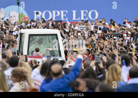 Beirut, Libanon. Dezember 2025. **KEIN LIBRI** Libanon, Beirut - 2025.12.2. Papst Leo XIV. Papst Leo XIV. Führt eine Messe am Ufer von Beirut. Zehntausende von Menschen versammelten sich am Ufer von Beirut, als Papst Leo XIV. Am Morgen des 2. Dezember eine Messe abhielt, der Höhepunkt des Besuchs des katholischen Führers in der Hauptstadt. Foto von VATIKANISCHEN MEDIEN /CATHOLICPRESSPHOTO Credit: Independent Photo Agency/Alamy Live News Stockfoto