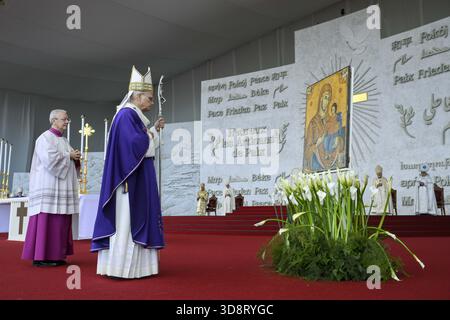 Beirut, Libanon. Dezember 2025. **KEIN LIBRI** Libanon, Beirut - 2025.12.2. Papst Leo XIV. Papst Leo XIV. Führt eine Messe am Ufer von Beirut. Zehntausende von Menschen versammelten sich am Ufer von Beirut, als Papst Leo XIV. Am Morgen des 2. Dezember eine Messe abhielt, der Höhepunkt des Besuchs des katholischen Führers in der Hauptstadt. Foto von VATIKANISCHEN MEDIEN /CATHOLICPRESSPHOTO Credit: Independent Photo Agency/Alamy Live News Stockfoto