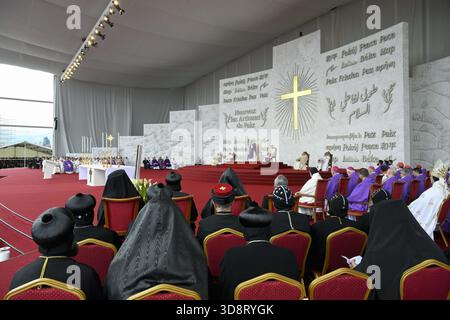 Beirut, Libanon. Dezember 2025. **KEIN LIBRI** Libanon, Beirut - 2025.12.2. Papst Leo XIV. Papst Leo XIV. Führt eine Messe am Ufer von Beirut. Zehntausende von Menschen versammelten sich am Ufer von Beirut, als Papst Leo XIV. Am Morgen des 2. Dezember eine Messe abhielt, der Höhepunkt des Besuchs des katholischen Führers in der Hauptstadt. Foto von VATIKANISCHEN MEDIEN /CATHOLICPRESSPHOTO Credit: Independent Photo Agency/Alamy Live News Stockfoto