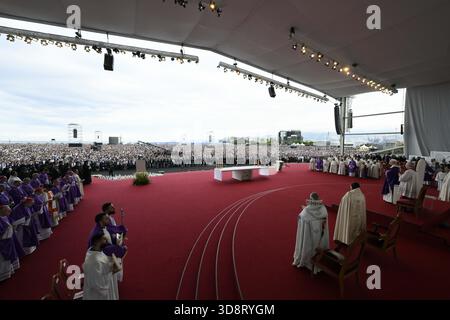 Beirut, Libanon. Dezember 2025. **KEIN LIBRI** Libanon, Beirut - 2025.12.2. Papst Leo XIV. Papst Leo XIV. Führt eine Messe am Ufer von Beirut. Zehntausende von Menschen versammelten sich am Ufer von Beirut, als Papst Leo XIV. Am Morgen des 2. Dezember eine Messe abhielt, der Höhepunkt des Besuchs des katholischen Führers in der Hauptstadt. Foto von VATIKANISCHEN MEDIEN /CATHOLICPRESSPHOTO Credit: Independent Photo Agency/Alamy Live News Stockfoto
