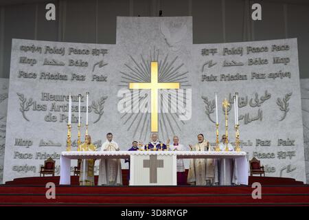 Beirut, Libanon. Dezember 2025. **KEIN LIBRI** Libanon, Beirut - 2025.12.2. Papst Leo XIV. Papst Leo XIV. Führt eine Messe am Ufer von Beirut. Zehntausende von Menschen versammelten sich am Ufer von Beirut, als Papst Leo XIV. Am Morgen des 2. Dezember eine Messe abhielt, der Höhepunkt des Besuchs des katholischen Führers in der Hauptstadt. Foto von VATIKANISCHEN MEDIEN /CATHOLICPRESSPHOTO Credit: Independent Photo Agency/Alamy Live News Stockfoto