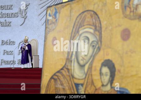 Beirut, Libanon. Dezember 2025. **KEIN LIBRI** Libanon, Beirut - 2025.12.2. Papst Leo XIV. Papst Leo XIV. Führt eine Messe am Ufer von Beirut. Zehntausende von Menschen versammelten sich am Ufer von Beirut, als Papst Leo XIV. Am Morgen des 2. Dezember eine Messe abhielt, der Höhepunkt des Besuchs des katholischen Führers in der Hauptstadt. Foto von VATIKANISCHEN MEDIEN /CATHOLICPRESSPHOTO Credit: Independent Photo Agency/Alamy Live News Stockfoto
