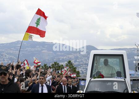 Beirut, Libanon. Dezember 2025. **KEIN LIBRI** Libanon, Beirut - 2025.12.2. Papst Leo XIV. Papst Leo XIV. Führt eine Messe am Ufer von Beirut. Zehntausende von Menschen versammelten sich am Ufer von Beirut, als Papst Leo XIV. Am Morgen des 2. Dezember eine Messe abhielt, der Höhepunkt des Besuchs des katholischen Führers in der Hauptstadt. Foto von VATIKANISCHEN MEDIEN /CATHOLICPRESSPHOTO Credit: Independent Photo Agency/Alamy Live News Stockfoto