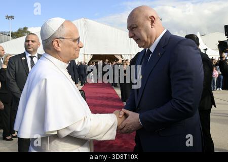 Beirut, Libanon. Dezember 2025. **NO LIBRI** Libanon, Beirut - 12.2025.Papst Leo XIV. Schüttelt während einer Abschiedszeremonie am Beirut International Airport in Beirut, Libanon, Hand mit dem Präsidenten DES Libanons, Joseph Aoun, Foto von VATIKANISCHEN MEDIEN /CATHOLICPRESSPHOTO Credit: Independent Photo Agency/Alamy Live News Stockfoto