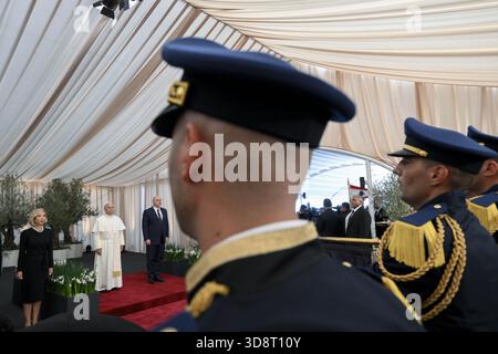 Beirut, Libanon. Dezember 2025. **NO LIBRI** Libanon, Beirut - 12.2025.Papst Leo XIV. Während einer Abschiedszeremonie am Beirut International Airport in Beirut, Libanon, Foto von VATIKANISCHEN MEDIEN /CATHOLICPRESSPHOTO Credit: Independent Photo Agency/Alamy Live News Stockfoto