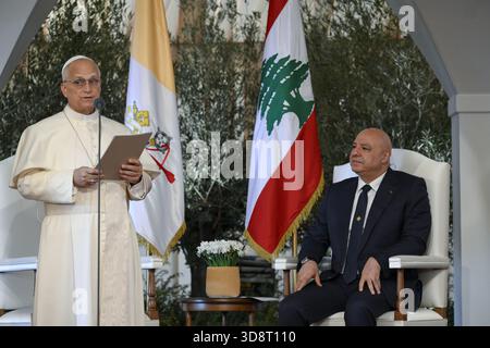 Beirut, Libanon. Dezember 2025. **NO LIBRI** Libanon, Beirut - 2025.12.2.Papst Leo XIV (L) liest seine Rede zusammen mit dem libanesischen Präsidenten Joseph Aoun während einer Abschiedszeremonie am Beirut International Airport in Beirut, Libanon, Foto von VATIKANISCHEN MEDIEN /CATHOLICPRESSPHOTO Credit: Independent Photo Agency/Alamy Live News Stockfoto