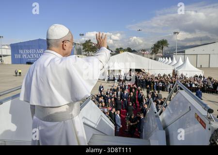 Beirut, Libanon. Dezember 2025. **NO LIBRI** Libanon, Beirut - 12.2025.Papst Leo XIV. Während einer Abschiedszeremonie am Beirut International Airport in Beirut, Libanon, Foto von VATIKANISCHEN MEDIEN /CATHOLICPRESSPHOTO Credit: Independent Photo Agency/Alamy Live News Stockfoto