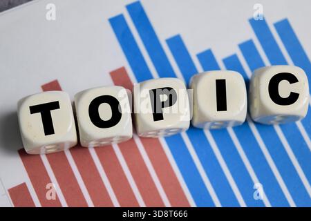 Thementext gestapelte Holzwürfel auf dem Tisch. Stockfoto