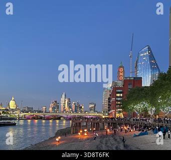 Blick auf den OXO Tower und darüber hinaus von Th South Bank, London Stockfoto