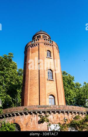 Blick auf Le Chateau d Eau ein historischer Wasserturm, der im 19. Jahrhundert in Toulouse in Occitanie in Frankreich am 13. Juli 2023 erbaut wurde. Der zylindrische Ziegelturm Stockfoto
