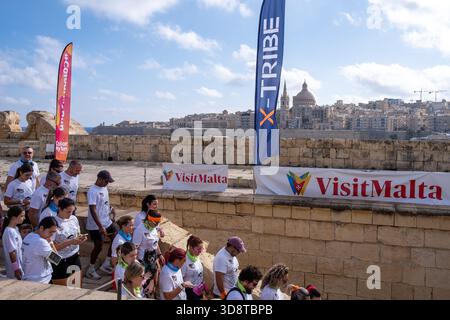 Die Teilnehmer treffen sich am 2. November 2025 zu Beginn der Veranstaltung „Colour My Run“ in Fort Manoel in Gzira in Malta. Die Szene zeigt Menschen mit Banner Stockfoto