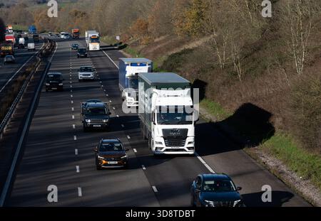 Verkehr auf der Autobahn M40 in der Wintersonne, Warwickshire, England, Großbritannien Stockfoto