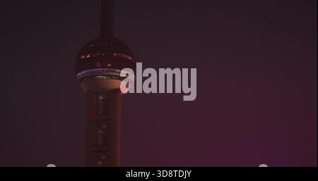 Nahaufnahme des ikonischen Oriental Pearl Tower bei Nacht. Stockfoto