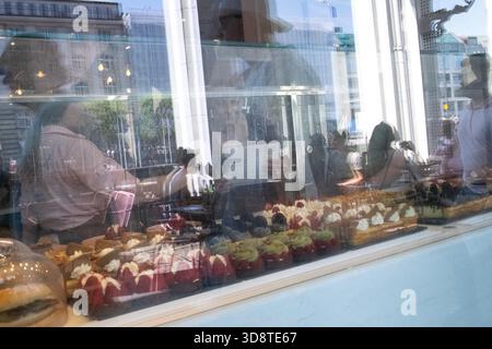 Präsentation verschiedener Kuchen und Gebäck in einem Café-Fenster in den Alsterarkaden in Hamburg am 18. Juni 2025. Das Display enthält eine Vielzahl von Farben Stockfoto