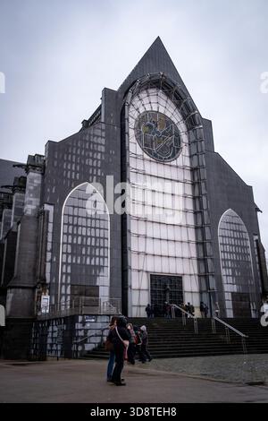 Seitenansicht der Fassade der Kathedrale Notre-Dame-de-la-Treille mit zeitgenössischem Vorderbau und Buntglasrosen in Lille in Hauts Stockfoto