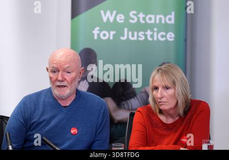 Steve Kelly, der Bruder des 38-jährigen Michael Kelly, und Sue Roberts, die Schwester des 24-jährigen Graham Roberts, während einer Pressekonferenz in den Büros der Anwaltskanzlei Broudie Jackson Canter in Liverpool, nach der Veröffentlichung des IOPC-Berichts über das Vorgehen der Polizei während und nach der Katastrophe im Hillsborough-Stadion 1989. Bilddatum: Dienstag, 2. Dezember 2025. Stockfoto