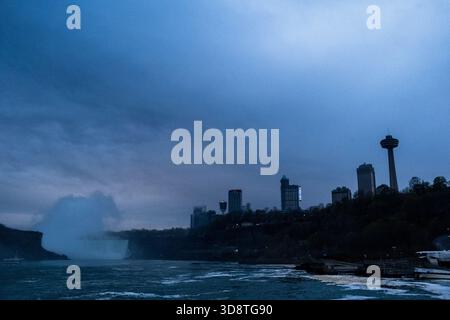 Die Skyline der Niagarafälle ist in der Abenddämmerung zu sehen und der Nebel der Horseshoe Falls steigt in der Ferne in den Niagarafällen, Ontario, Kanada, am 8. Mai 2023. Erstellen Stockfoto