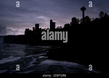 Silhouette der Skyline der Niagarafälle in der Nähe von Clifton Hill, Ontario, Kanada, 8. Mai 2023. Der Kasino-Turm und die nahe gelegenen Gebäude erscheinen gegen den Abend Stockfoto