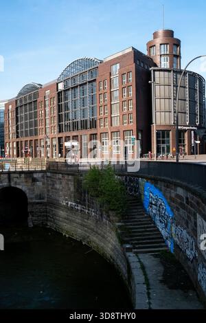 Tageslichtaufnahme der Zürcher Hausfassade in der Nähe eines Kanals in Hamburg Mitte in Hamburg am 18. Juni 2025. Die städtische Architektur mit Wasserstraße, graffi Stockfoto
