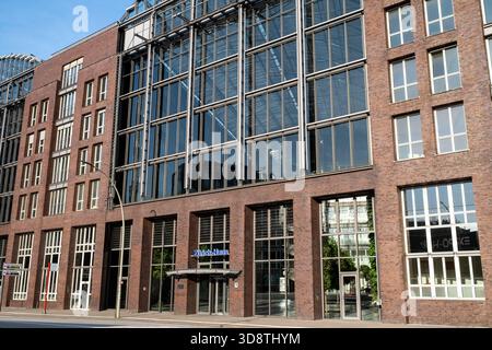 Tageslichtfrontalansicht des Zürcher Hauses in der Hafencity Hamburg am 18. Juni 2025. Das Gebäude weist eine große Glasfassade und eine Backsteinstruktur auf Stockfoto