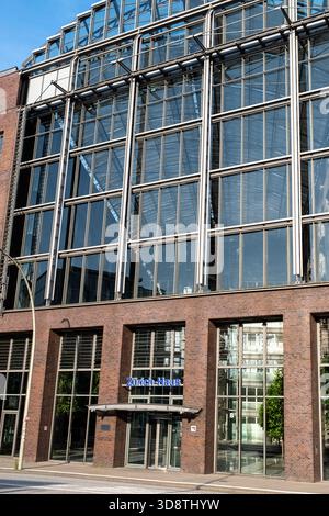 Tageslichtfrontalansicht des Zürcher Hauses in der Hafencity Hamburg am 18. Juni 2025. Das Gebäude weist eine große Glasfassade und eine Backsteinstruktur auf Stockfoto